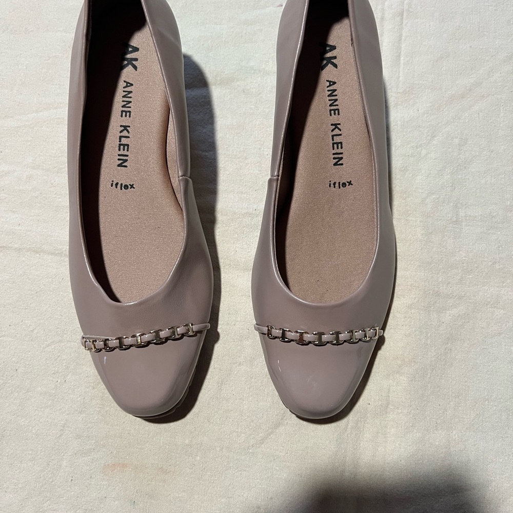 Anne Klein Women's Beige Chain Accent Loafers